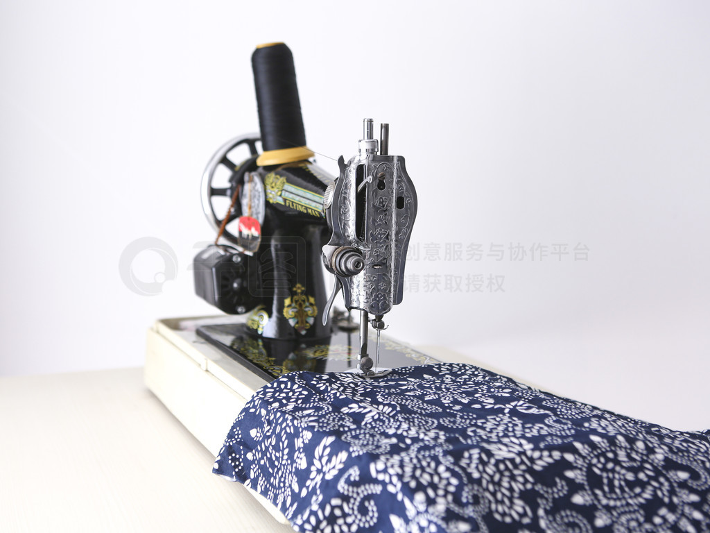 家用缝纫机：简约场景中的实用伴侣