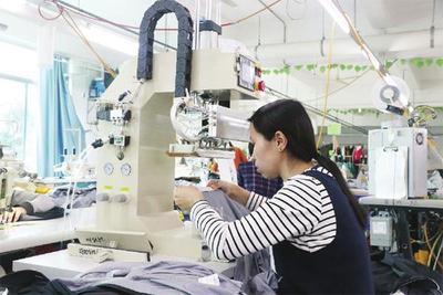 缝纫机轰鸣，纺织企业新年订单热潮涌动